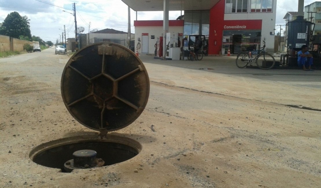 Reparo em válvula de rede da Casal deixa bairros da parte alta de Arapiraca sem água