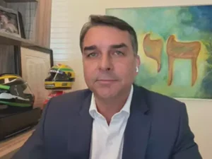 Flávio Bolsonaro publica diplomas após polêmica com pós-graduação
