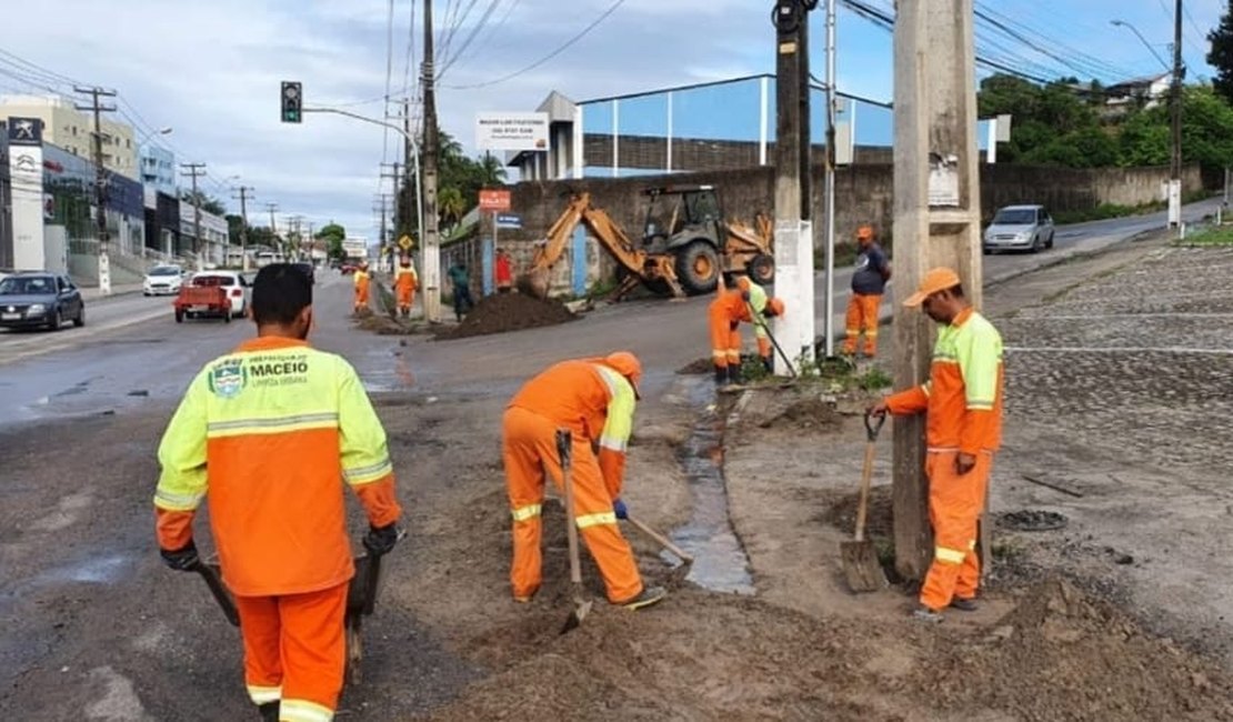 Prefeitura realiza obras de desobstrução de esgoto na Avenida Gustavo Paiva