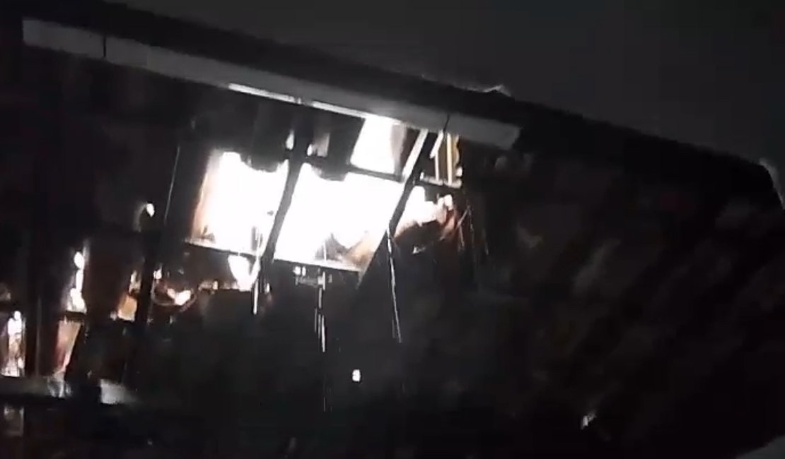 Raio atinge telhado de residência e assusta moradores em Pilar