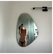 Luísa Sonza posa só de calcinha e faz topless em frente ao espelho