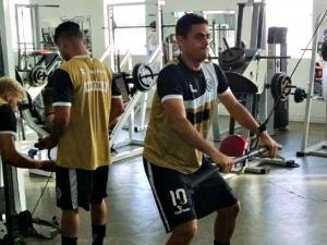 Alvinegros realizam treinos intensos no estádio e na academia