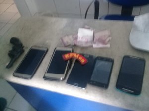 Adolescentes são presos após praticarem arrastão em ponto de ônibus em Maceió