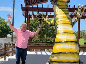 Prefeito se despede do cargo inaugurando estatua de jacaré no Sertão