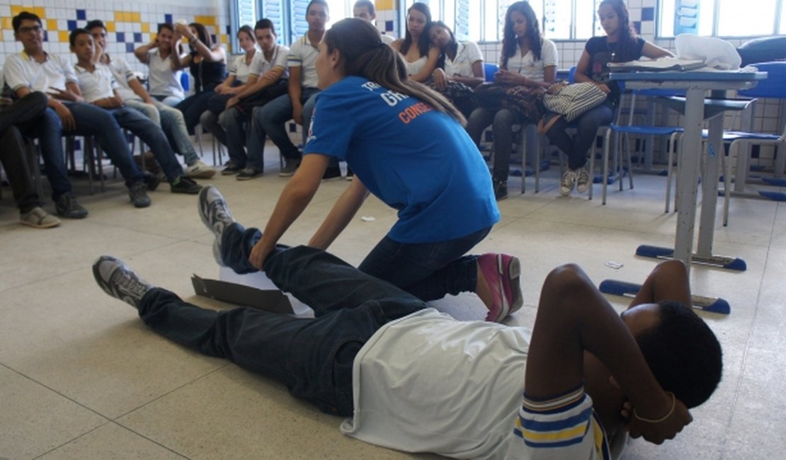 Samu nas Escolas orienta estudantes sobre urgência e emergência