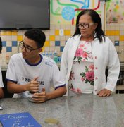 Professora de Arapiraca recebe premiação na capital alagoana