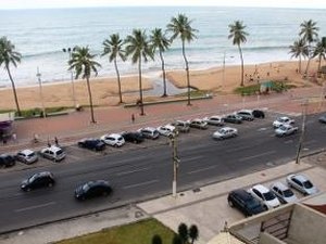 Equipe do IMA coleta amostras de água na praia da Jatiúca