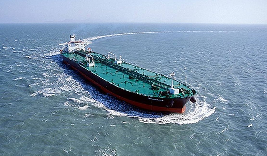 Mais quatro navios gregos estão entre os investigados por vazamento de óleo