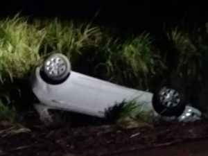 Motorista cai em vala à margem de rodovia e capota carro em Arapiraca