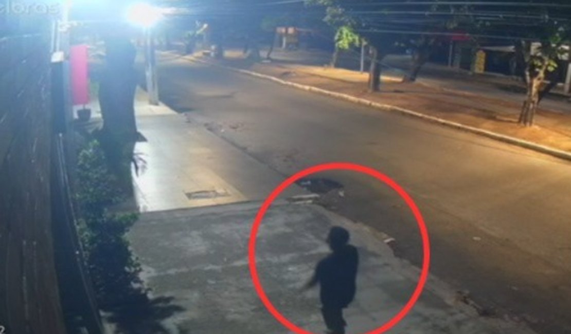 Homem invade restaurante e rouba televisão na Avenida Amélia Rosa, em Maceió
