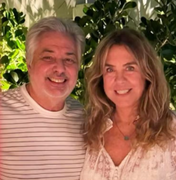 Roberto de Carvalho, viúvo de Rita Lee, posa sorridente ao lado de nova namorada