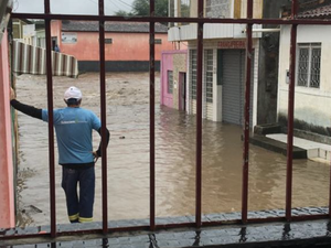 [Vídeo] Afluentes do Rio Ipanema transborda e água invade residências em Santana, Sertão de Alagoas