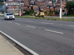 Moradores da Grota da Amizade bloqueiam Av. Josefa de Melo, em Maceió
