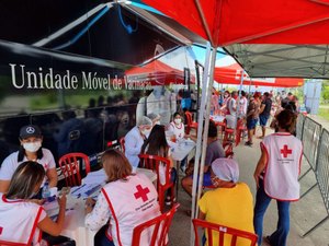 Ônibus da Vacina imuniza pessoas com 34 anos ou mais nesta quinta-feira (22), na Praça Deodoro