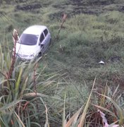 Carro cai em ribanceira e deixa feridos em São Luís do Quitunde