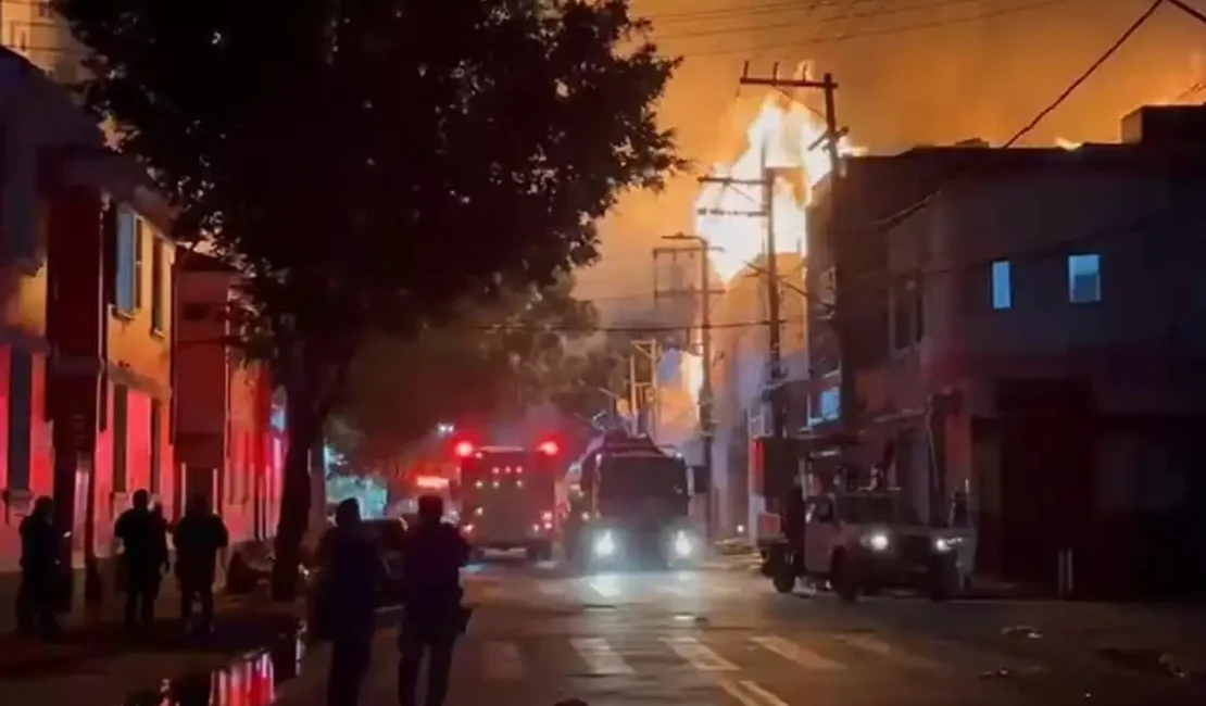 Incêndio de grandes proporções atinge fábrica no Brás, em São Paulo