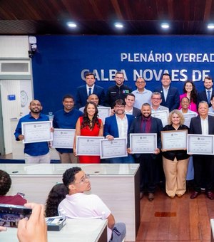 Câmara presta homenagem a defensores dos direitos de crianças e adolescentes