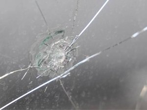 Após batida, motorista quebra para-brisa de carro em Arapiraca durante briga de trânsito