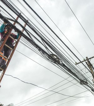 Prefeitura intensifica fiscalização contra instalação irregular de fiações e cabos em postes