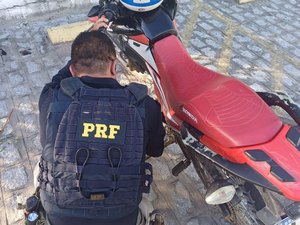 PRF apreende motocicleta com sinais identificadores adulterados em Maravilha