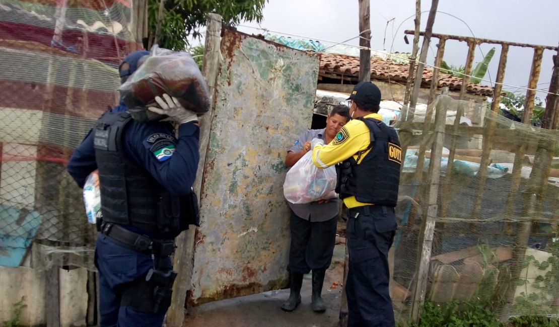Agentes de trânsito fazem doação de cestas básicas em Maceió