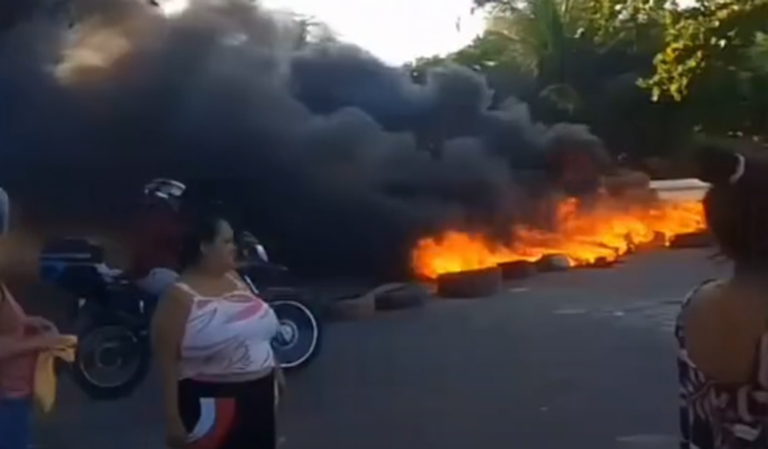 Moradores da Levada bloqueiam avenida em protesto por atraso no aluguel social