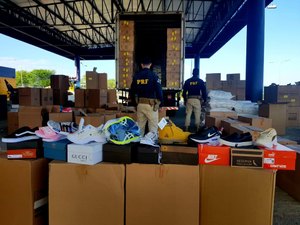 PRF apreende caminhão com quase seis mil pares de tênis em rodovia em Alagoas