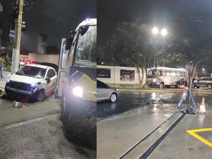 Batida entre ônibus, carro e poste deixa trânsito lento na Av. Ceci Cunha, em Arapiraca