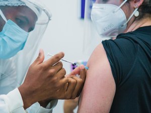 Mais de 2,7 milhões de doses de vacinas já foram aplicadas em Alagoas