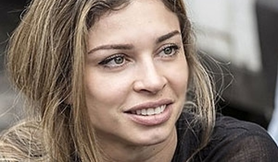 Larissa vende objetos pessoais para comprar crack e dorme na rua