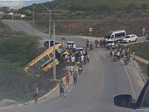 [Vídeo] Ônibus escolar cai em barranco momentos antes de buscar crianças na zona rural de Batalha