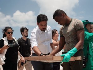 Rodrigo Cunha verifica, junto com Presidente em exercício, extensão da contaminação por óleo em praias alagoanas