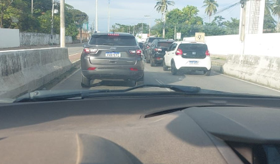 Blitz intensifica fiscalização e apreende veículos irregulares na saída de Maceió