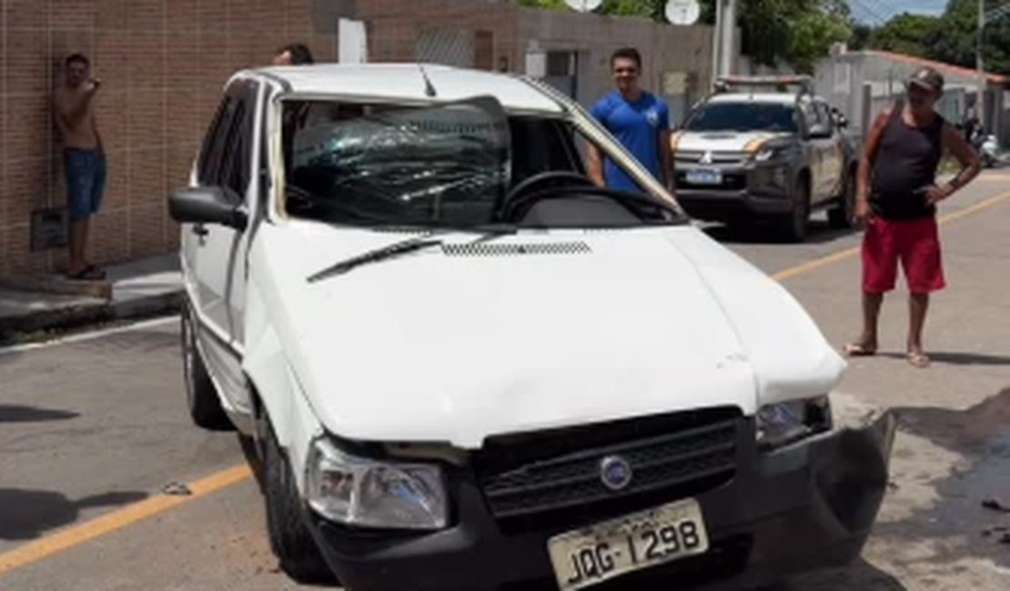 Motorista sem CNH atropela duas pessoas e capota carro em Delmiro Gouveia