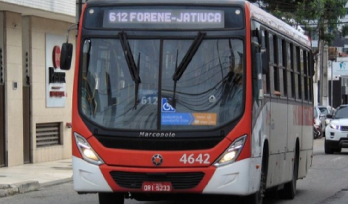 Passageiro esfaqueia motorista de ônibus após discussão por ter subido sem pagar