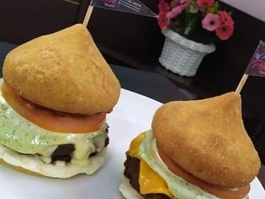 Lanchonete cria hambúrguer de coxinha e viraliza nas redes sociais
