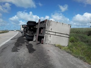 Carreta tomba a BR-101, em São Miguel dos Campos