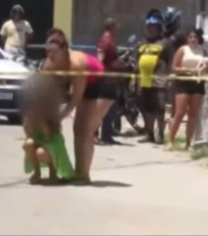 Filha adolescente entra em desespero ao encontrar mãe morta a tiros no meio da rua em Maceió