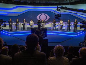 Em 1º debate, Bolsonaro joga pelo empate, Alckmin veste figurino da política e PT desaparece