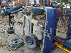 Motorista perde controle da direção, bate em árvore e capota veículo na BR-316