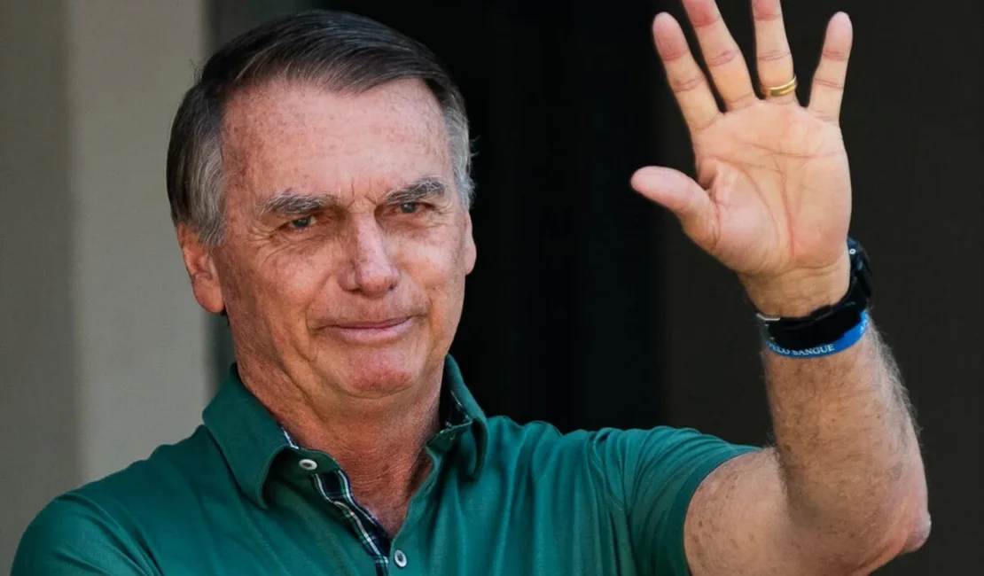 Bolsonaro e aliados militares presos devem manter assessores, veículos oficiais e pensões milionárias