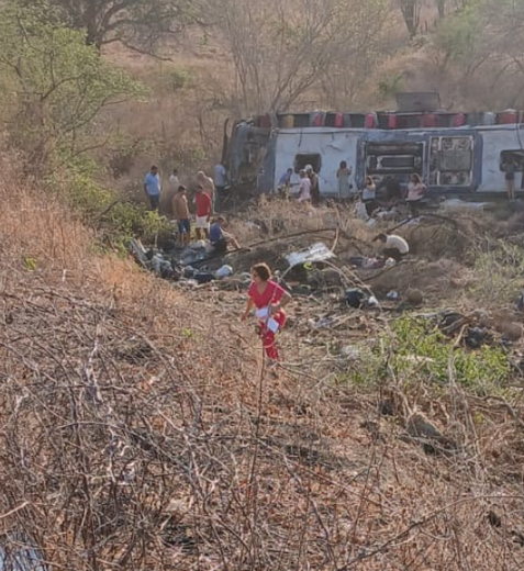 Polícia aponta falha humana como possível causa de acidente com ônibus de romeiros em Alagoas