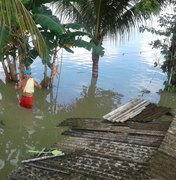 [Vídeo] Devido às chuvas, lagoa enche e água invade residências em Rio Largo 