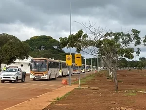 Golpistas são embarcados em 40 ônibus e tirados de acampamento em Brasília