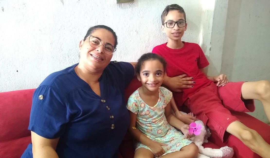 [Vídeo] Menina de 5 anos tem síndrome rara e precisa de ajuda para fazer tratamento que custa R$ 13 mil
