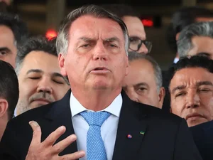Termina cirurgia de Bolsonaro para bloquear nervo do diafragma