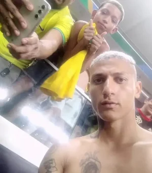 Menino vai ao jogo do Brasil sem permissão e viraliza ao falar com o pai após foto com Richarlison: ‘Pode me bater’