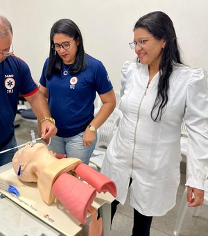 Profissionais do Hospital de Emergência do Agreste são treinados sobre o uso de máscara laríngea