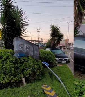 Carro perde controle e invade canteiro no ‘Trevo do Divan’, em Arapiraca