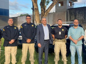 Deputado Alfredo Gaspar entrega duas novas viaturas para a PRF em Alagoas